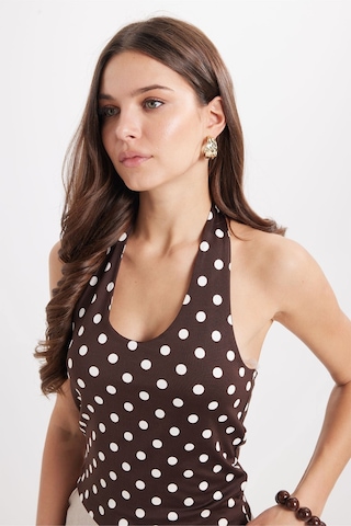 Tudors Kadın Standart Fit Normal Kesim Halter Yaka Kolsuz Puantiyeli Kahverengi Bluz-50988