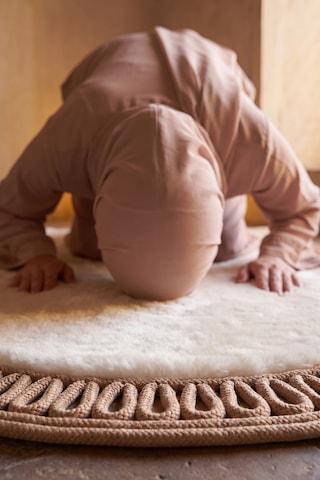 Merplush Mihraplı Peluş Seccade 75x130 Cm Süet Taban Yıkanabilir Yumuşak Namaz Halısı Krem - Taba