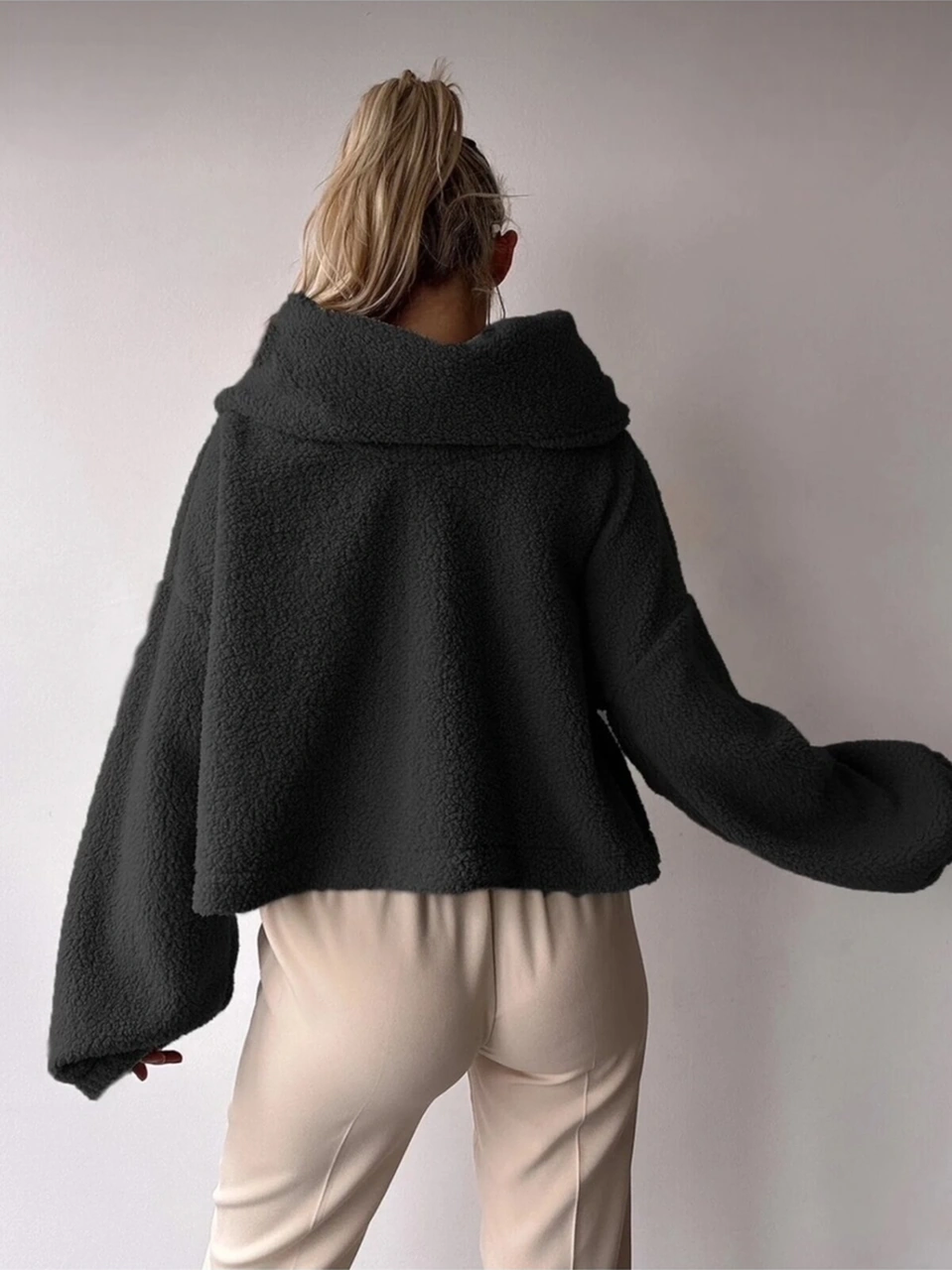 Mamayaga Kadın Tasarım Peluş Dökme Yaka Spor Şık Rahat Crop Sweat Curve Kazak Siyah