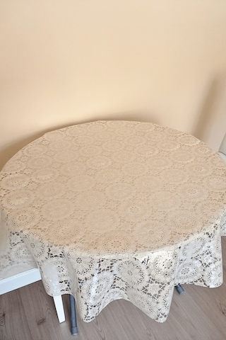 Üstü Şeffaf Muşamba Kaplama Dantel Görünüm Yuvarlak Masa Örtüsü -137 Cm Çap -krem Renk-çiçek
