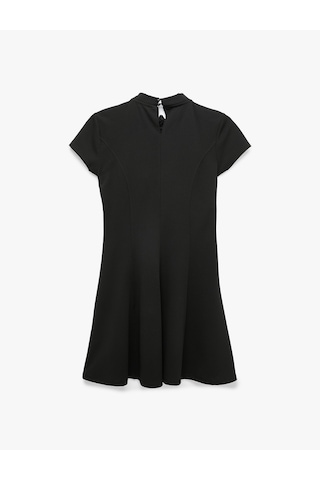 Koton Krep Scuba Slim Fit A Kesim Dik Yaka Dantel Detaylı Kısa Kollu Mini Elbise Siyah 7wak80061ek