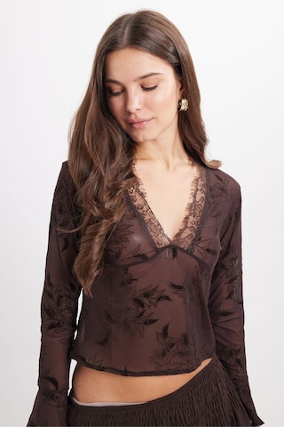 Tudors Kadın Slim Fit Dar Kesim V Yaka Uzun Kollu Dantel Detaylı Kahverengi Bluz-50783
