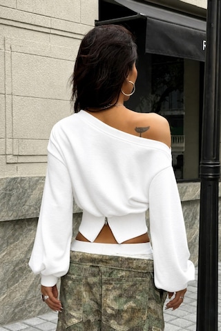 Tarz Cool Kadın Asimetrik Yaka Crop Sweatshirt Omuz Dekolteli Büzgülü Fermuar Detaylı Beyaz