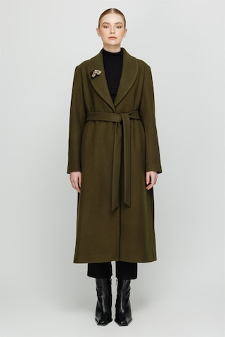 Broş Detaylı Önden Bağlamalı Ara Boy Manto Haki-haki Haki