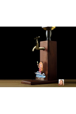 Bk Gift Kişiye Özel Tatilci Kadın Karikatürlü Musluklu Ahşap Viski Standı-3, Viski Çeşmesi, Doğum Günü Hediyesi, İçecek Dispenseri