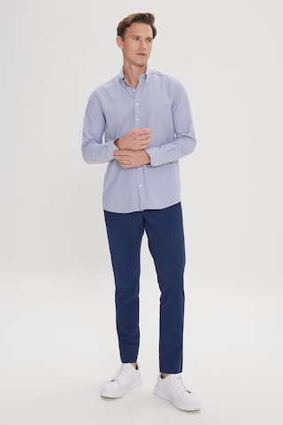 AC&Co / Altınyıldız Classics Erkek Beyaz Mavı Slim Fit Dar Kesim Düğmeli Yaka Çizgili Gömlek Beyaz Mavı