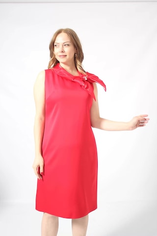 Moda Berray 986 Kırmızı Yakası Organze Fiyonk Broşlu Saten Kısa Büyük Beden Elbise Kırmızı