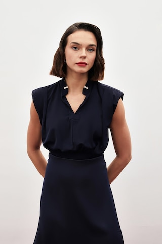 Sateen Yaka Aksesuarlı Kolsuz Bluz - Lacivert-134848 Lacivert