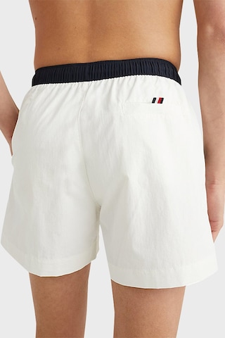 Tommy Hilfiger Erkek Mayo Short UM0UM02744 YBR BEYAZ Beyaz