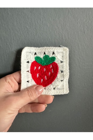 Triko Çilek Cep Arma Dikiş Aplike 9x9 Cm