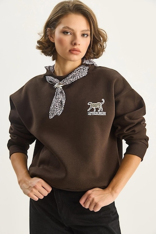 Shade Kadın Fular Detaylı Leopar Nakışlı Üç İplik Şardonlu Oversize Sweatshirt 6917 60283616 - Acı Kahve Çok Renkli