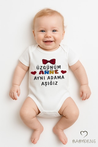 Babyden's Üzgünüm Anne Aynı Adama Aşığız Yazılı Çıtçıtlı Bebek Body Tulum %100 Pamuk Kısa Kollu Zıbın Beyaz