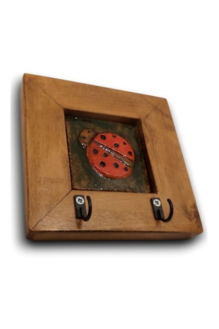 Ahşap Çerçeveli Seramik El Yapımı Handmade Uğur Böceği Anahtarlık 14,5x14,5x2,5cm Çerçeveli