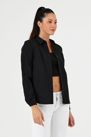 Pera Moda Kadın Basic Kesim Vücudu Saran Likralı Gizli Düğme Özellikli Gömlek Siyah