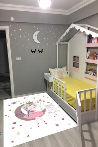 Dijital Baskılı Ay'da Uyuyan Prenses Desen Dekoratif Yıkanabilir Kaymaz Taban Çocuk Halısı Çok Renkli
