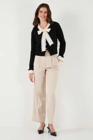 Lela Premium Dantelli Bağlamalı Yaka Regular Fit Düğmeli Triko Bayan Hırka 680Hi00251 Siyah