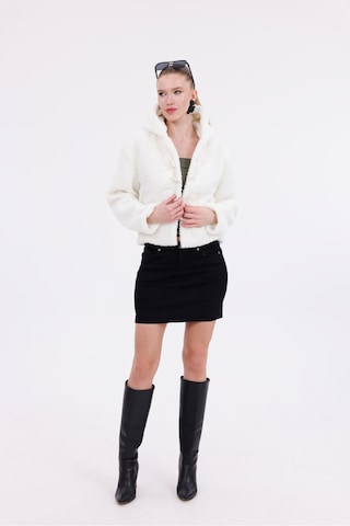 Kapüşonlu Düğmeli Peluş Mont - Kadın Beyaz