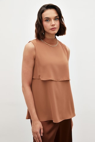 Sateen Aksesuar Detaylı Volanlı Bluz - Kahve-134773 Kahve