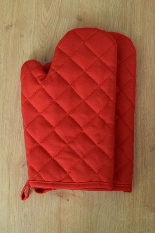 Kırmızı Yanmaz Ve Isıya Dayanıklı 2 Fırın Eldiveni Ve 2 Tutacak