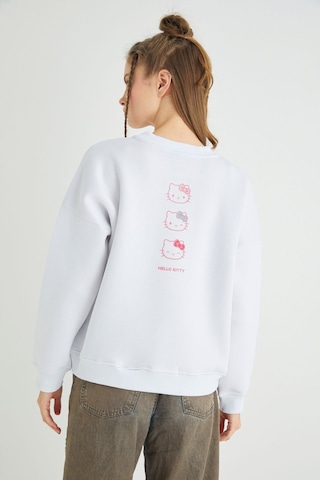 Hello Kitty Lisanslı Baskılı Kalın Oversize Beyaz Sweatshirt Renkli