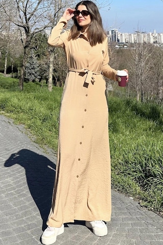 WeShaya Kadın Bej Kupra Kumaş, Uzun Kol, Beli Kuşaklı, Vucüda Oturan Kalıp, Uzun Gömlek Elbise Karamel