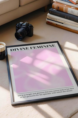 Divine Feminine Çerçeveli Tablo İlahi Dişilik Pembe Aura Enerji Renkleri