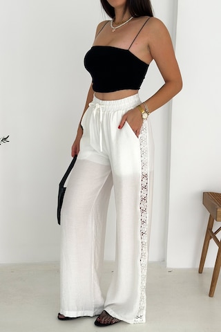 Kadın Yanları Dantel Astarlı Şortlu Pantolon Hafif & Feminen Stil Beyaz