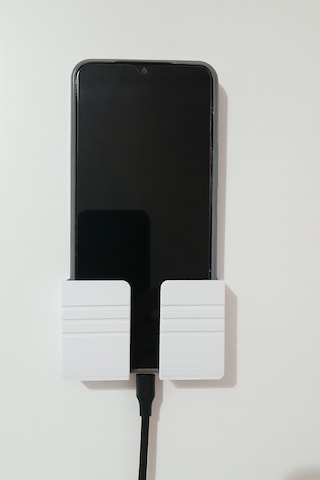 Duvara Yapışan Telefon Tutucu Beyaz