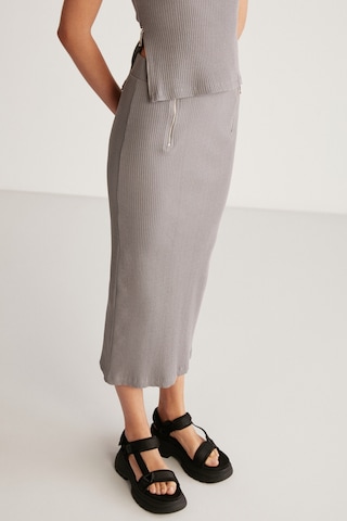 Ethıquet Lauren Kadın Slim Fit Fermuar Detaylı Midi Gri Etek