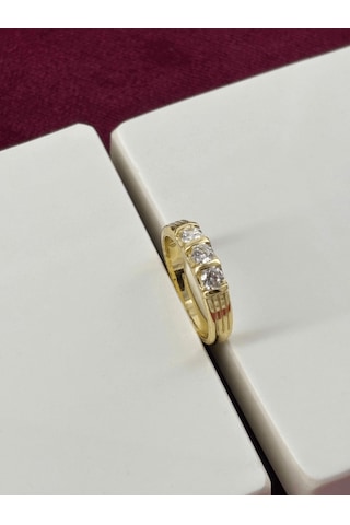 Üç Parlak Taşlı Gold Yüzük Gold