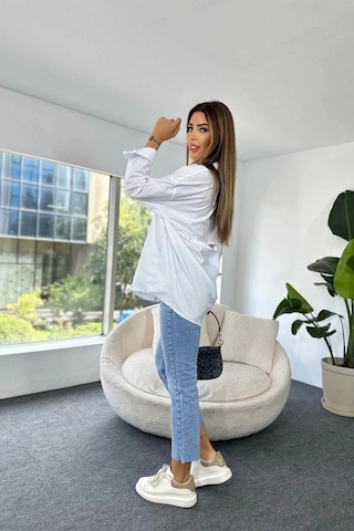 Pamuklu Poplin Kumaş Sırtı Yırtmaçlı Tasarım Kadın Gömlek Beyaz