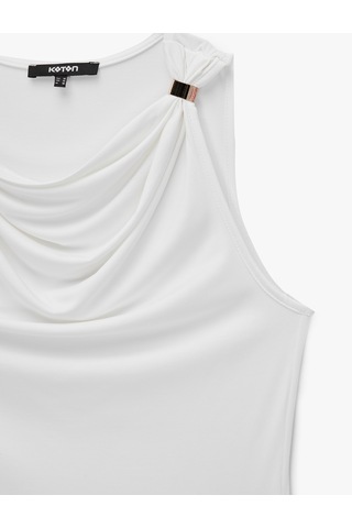 Koton Slim Fit Metal Aksesuarlı Drapeli Viskon Degaje Yaka Kolsuz Bluz Beyaz 7wak10149ek