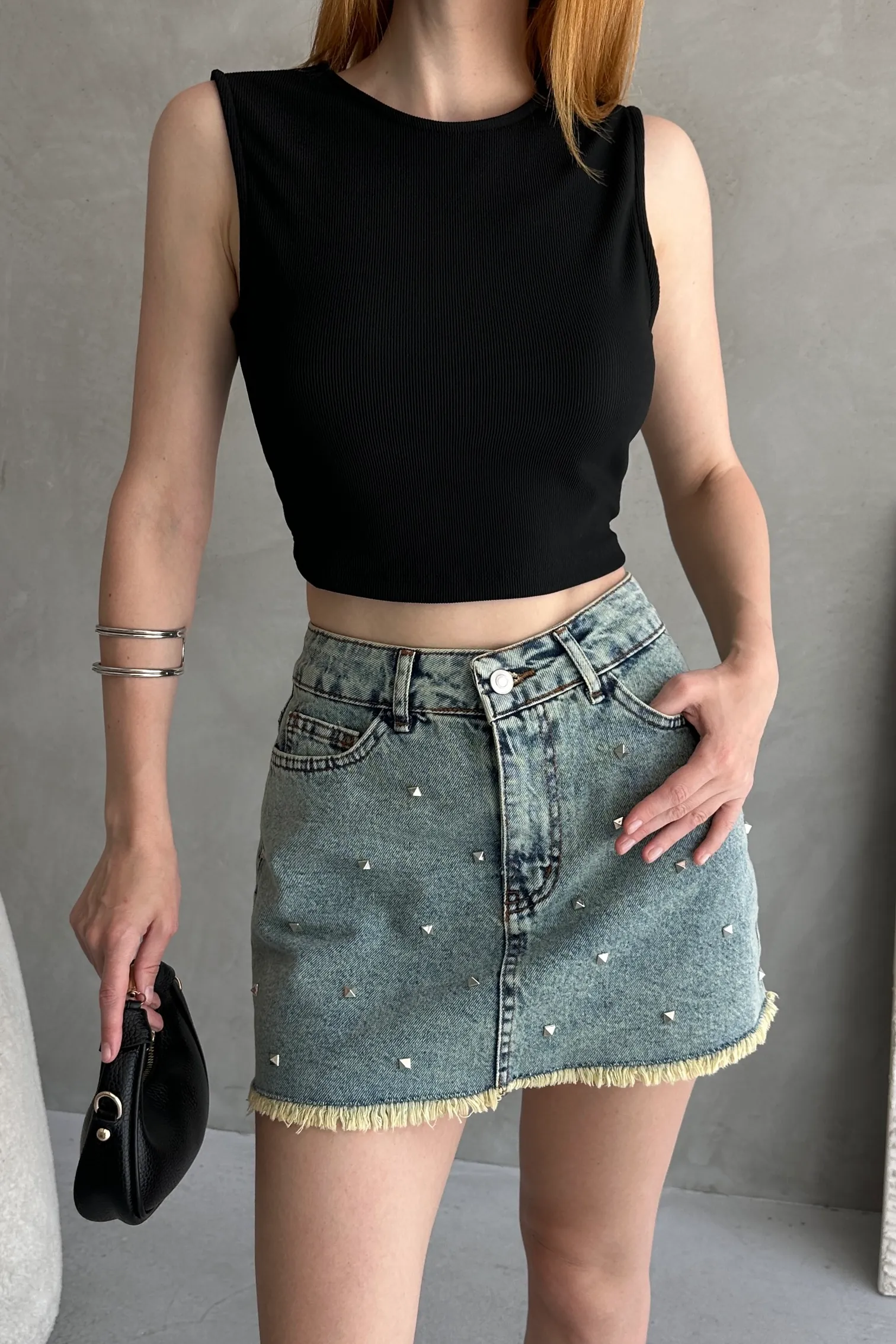Nido Sırtı Kemer Detaylı Kaşkorse Crop Bluz Siyah