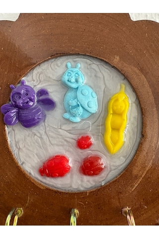 Pelince - Mor Arı Ve Mavi Uğur Böceği Figürlü - Epoksi Ahşap Anahtar Askılığı Tek Ürün - Çap: 18 Cm Ahşap