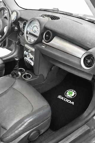 Skoda Araç Oto Halı Paspas & Dijital Baskılı Siyah Boyun Yastığı & Skoda Çok Parçalı Oto Seyahat Seti
