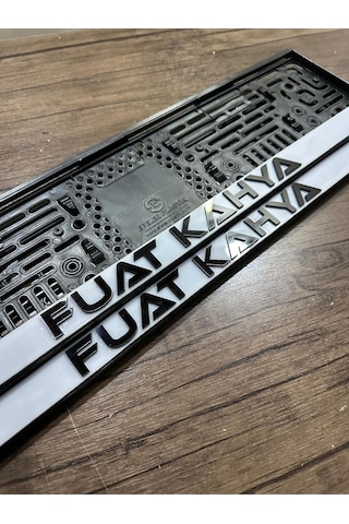 Beyaz Üstü Siyah Pleksi Kabartmalı Araba Plakalık