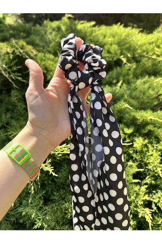 Saten Kadın Fular Model Siyah Beyaz Puantiye Desenli Lastikli Saç Tokası Siyah - Beyaz
