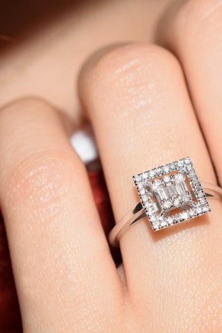 0.35 Ct .Baget Pırlanta Kare Tektaş Yüzük Modern Tasarım