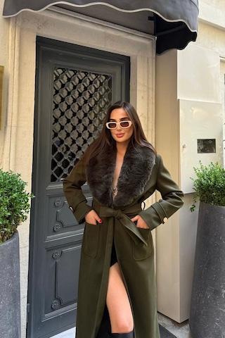 Neşeli Butik Kadın Cep Detaylı Kuşaklı Yaka Kürklü Tam Boy Kaşe Kaban Nbstr1003 Haki