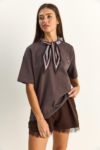 Shade Kadın Ceylan Nakışlı Fularlı Basic Salaş T-shirt 7517 60283977 - Kakao Çok Renkli