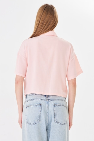 Sortie Collection Polo Yaka Yazı Baskılı Cep Detaylı Crop Bluz Pudra