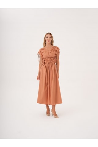 Kadın Bel Detaylı Kısa Kollu Elbise Çiçek Aplikeli, Büzgü Ve Bağcık Detaylı, %100 Pamuk Tarçın