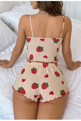 Go İthalat Kadın Yumuşak Dokulu Krem Çilek Ve Desenli Fırfırlı İp Askılı Crop Şortlu Fitilli Pijama Takımı