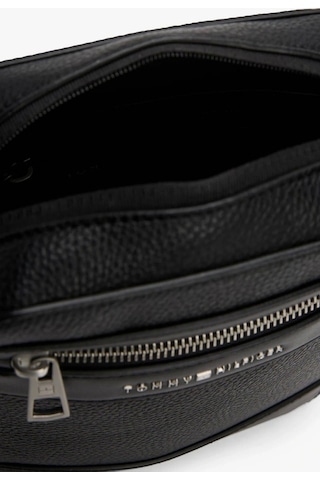 Tommy Hilfiger Pebble Grain Siyah İmzalı Muhabir Çantası Siyah