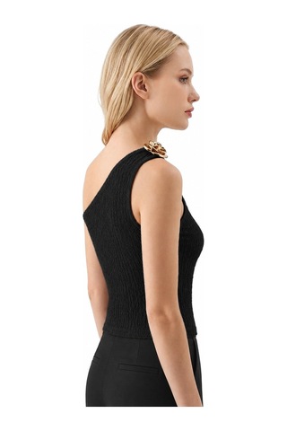 Cottonhıll Premium - Tide Collection Siyah Tek Omuz Çiçek Aksesuarlı Bürümcük Dokulu Kadın Crop Bluz