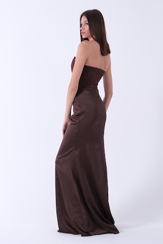 Feminist Kahve Önü Drape Detaylı Straplez Abiye 9705744 Kahverengi