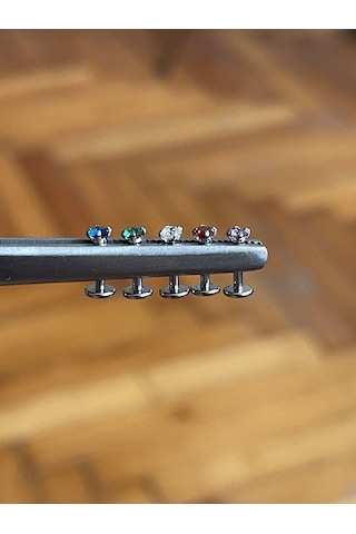 316 L Cerrahi Çelik Dudak Kıkırdak Helix Tragus Piercingi Kırmızı Taşlı Piercing Kırmızı