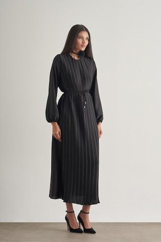 Mizalle Saten Dokulu İnce Piliseli Siyah Maksi Elbise Siyah