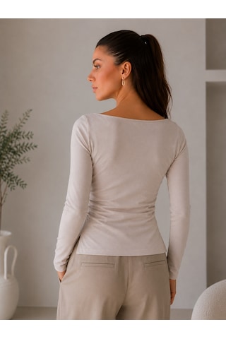 Sortie Collection Yan Büzgülü Önü Uzun Asimetrik Yırtmaçlı Kayık Yaka Bluz Bej