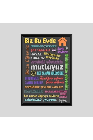 Bu Evde Her Zaman Gülümseriz Yazısı Siyah Çerçeve Görünümlü Gri Zemin Beyaz Yazılı 40x55 Pvc 1mm